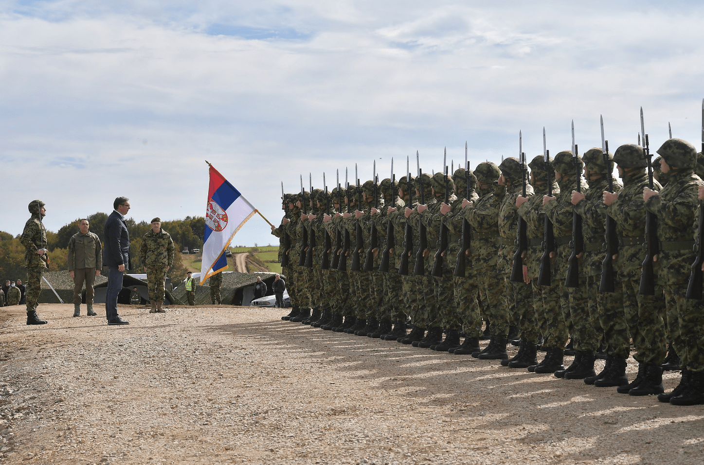 Глава Минобороны Сербии Вучевич: Армия страны выдвинулась на границу с Косово и Метохией