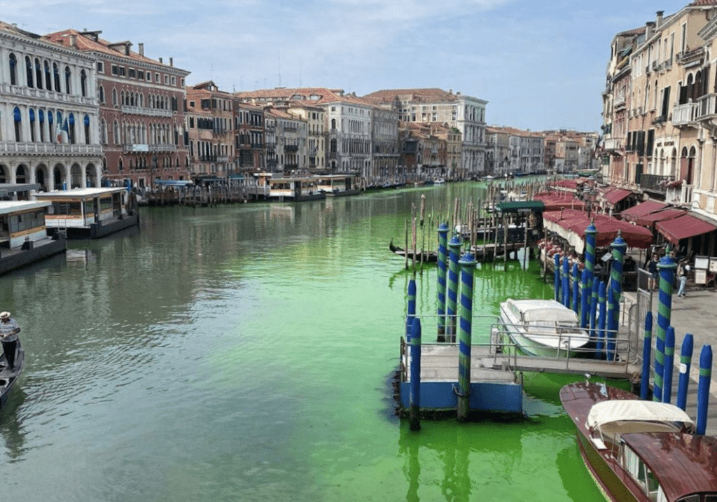 Флуоресцентная краска изменила цвет Гранд-канал Венеции на ярко-зеленый цвет