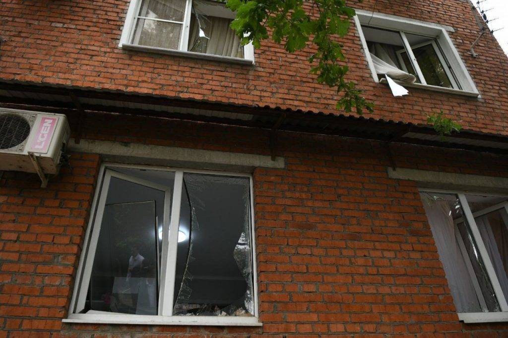 Офисное здание и жилой дом получили повреждения из-за взрыва в Краснодаре