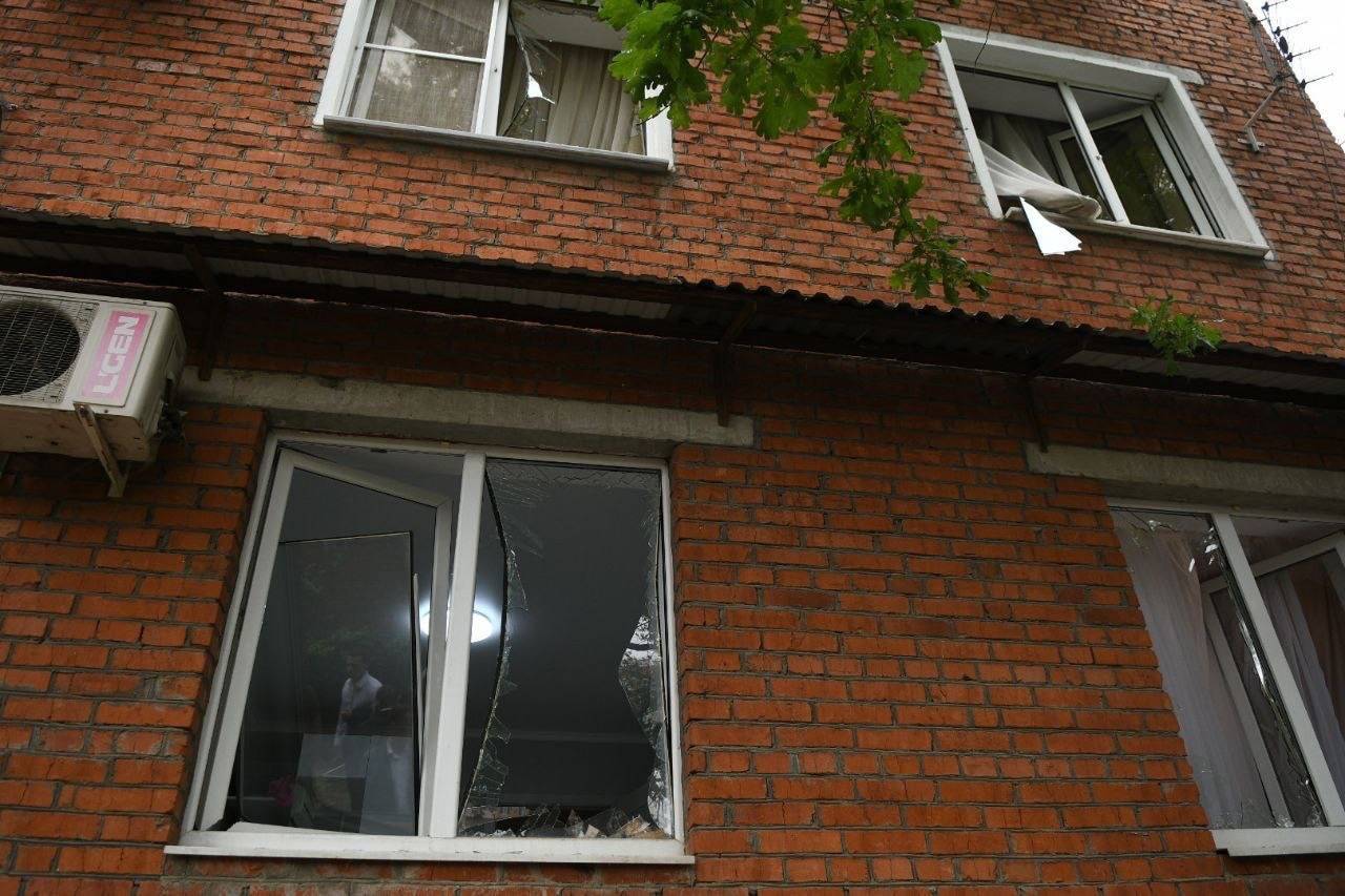 Офисное здание и жилой дом получили повреждения из-за взрыва в Краснодаре