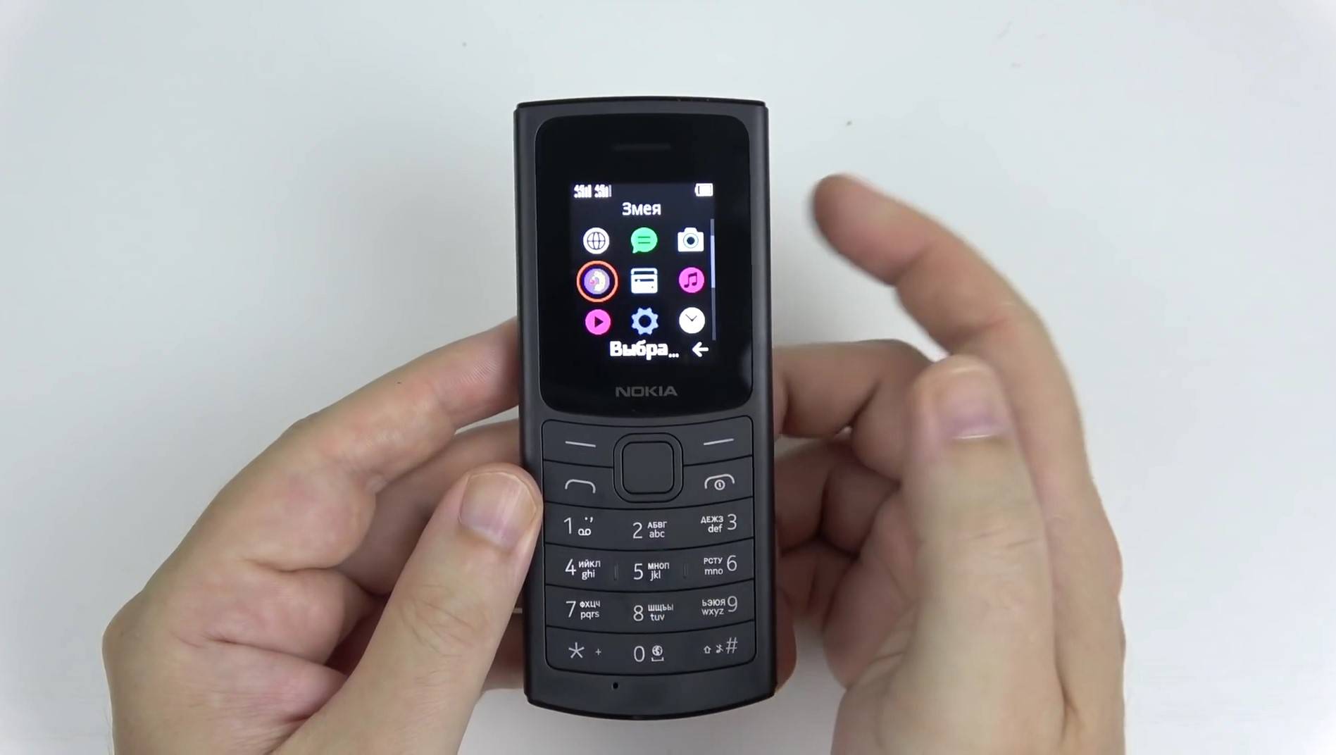 Спустя два года вышла обновленная версия кнопочного телефона Nokia 110 4G со «Змейкой» и фонариком