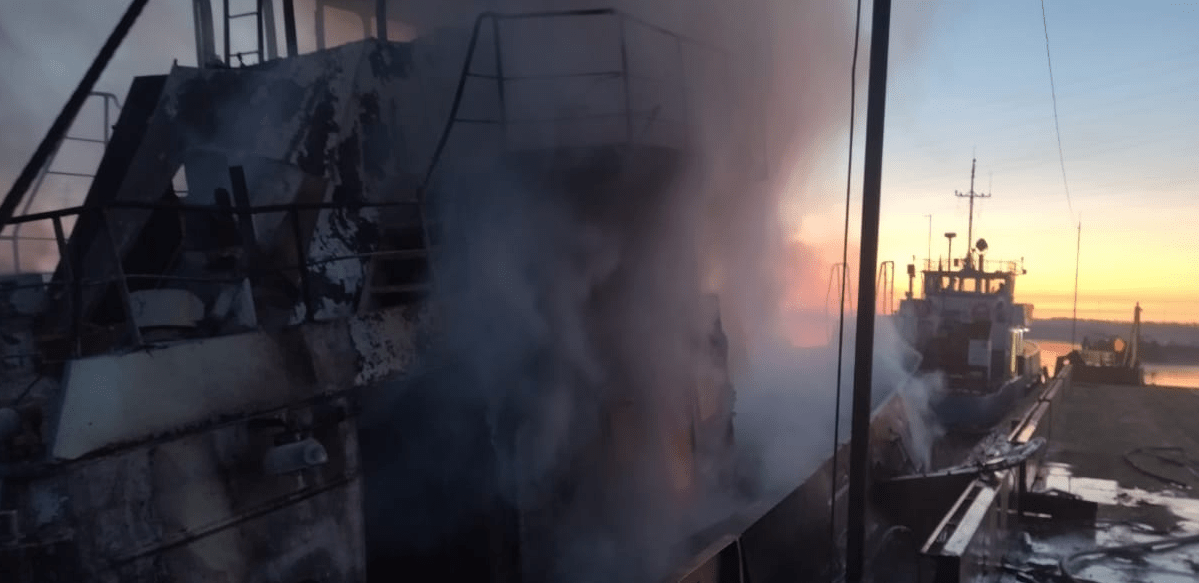 Ространснадзор сообщил о гибели человека при пожаре на теплоходе «РТ-377» в ХМАО