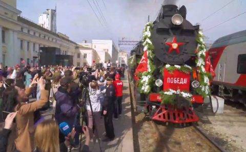 Десятки стилизованных под воинские эшелоны поездов запустили на железных дорогах РФ ко Дню Победы