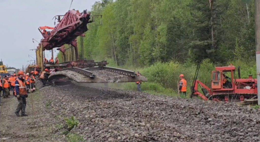 Рабочие РЖД демонтировали участок железнодорожного пути Брянской области, где взорвался грузовой поезд
