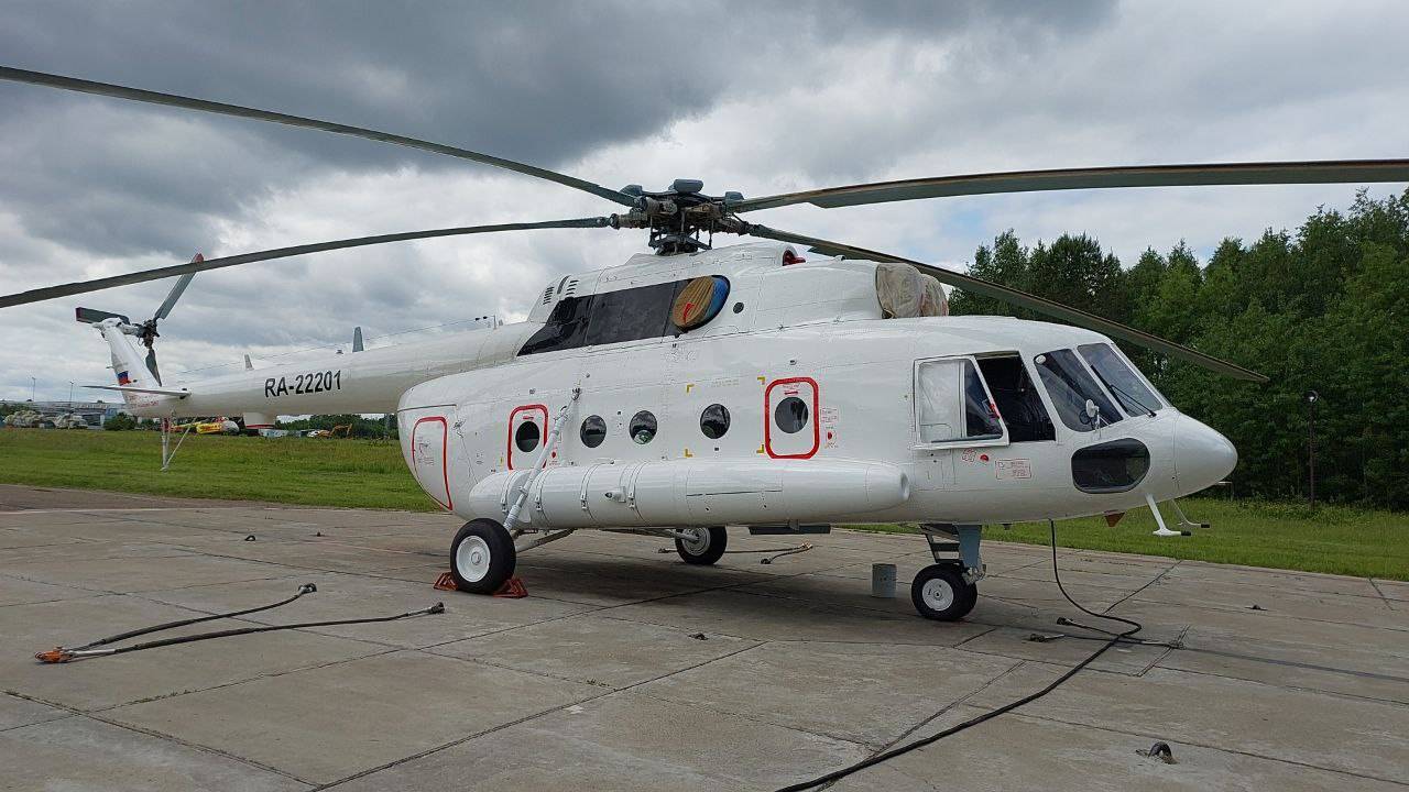 «Полярные авиалинии» вывезли в Якутск пассажиров и членов экипажа аварийно севшего в лесу вертолёта Ми-8