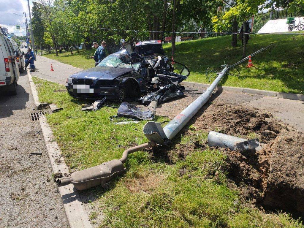 На московской трассе водитель BMW наехал на бордюр на скорости 150 км/ч и разбился насмерть