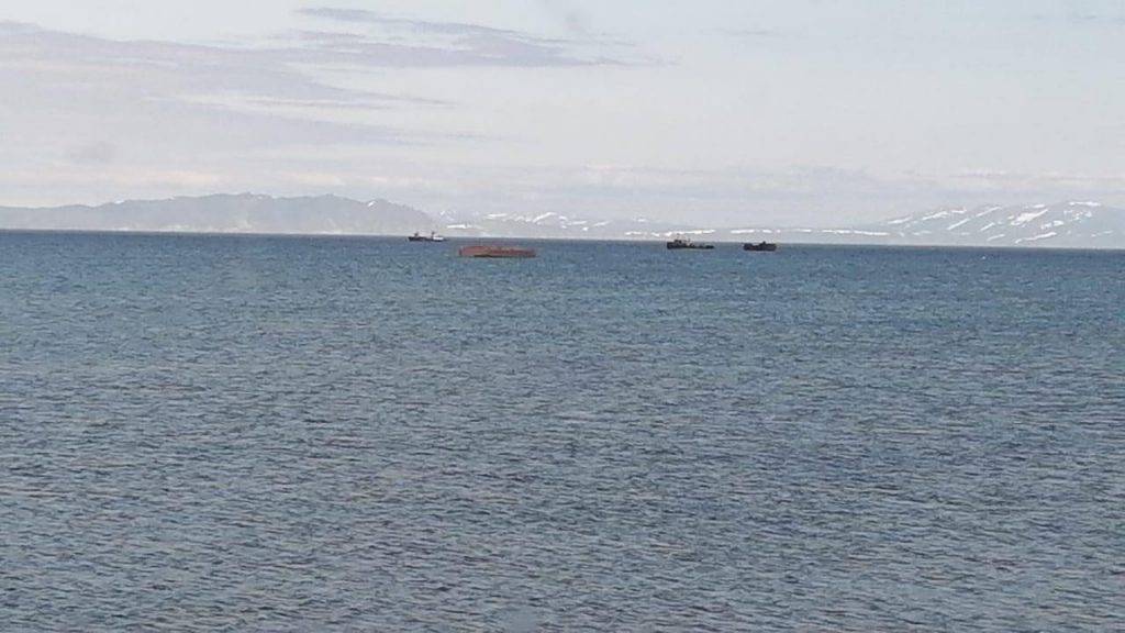 Грузовое судно без экипажа опрокинулось в бухте Гертнера Охотского моря