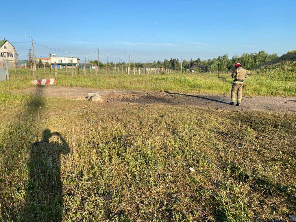 Два беспилотника самолётного типа упали в Подмосковье на подлёте к военным складам 