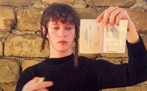 Исполнитель песни «Щека на щеку» Шарлот на камеру сжёг российский паспорт и попросил власти Украины пустить его в Киев