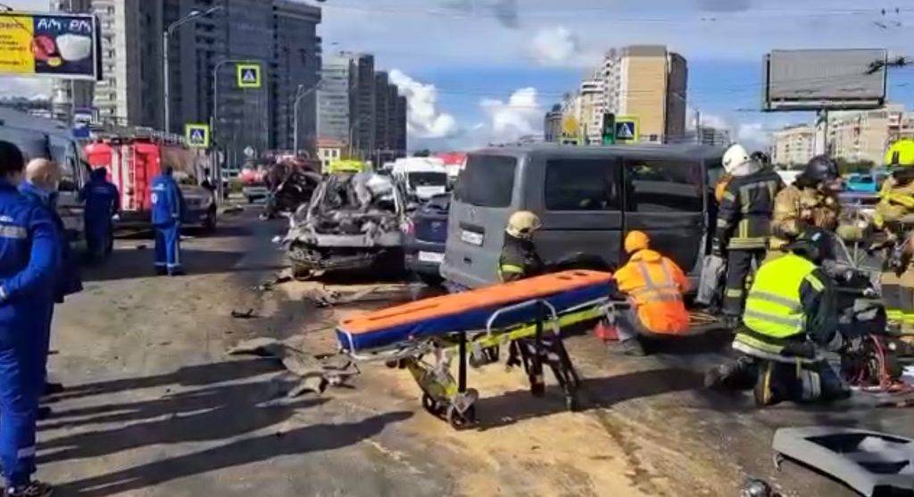 На Софийской улице Петербурга столкнулись 13 автомобилей