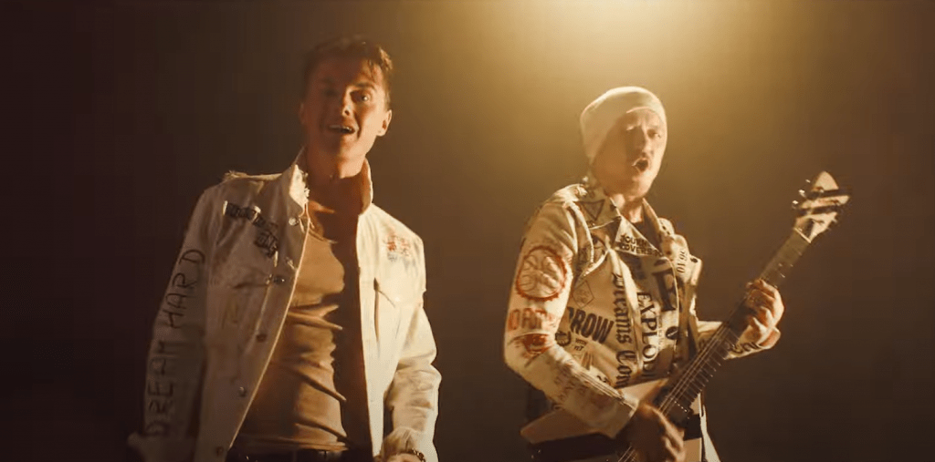 Солист группы «Парк Горького» Арутюнов и автор «Moscow Calling» Белов перевыпустили хит 90-х и 00-х на русском языке