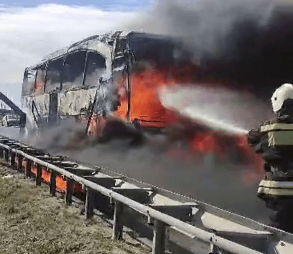 Вспыхнувший на трассе под Пермью двухэтажный автобус сгорел дотла