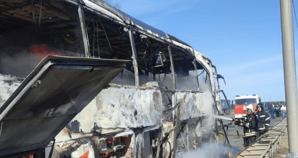 Воспламенившийся пассажирский автобус потушили на трассе в Московской области