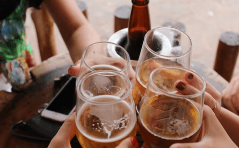 Полицейские изъяли у 66-летней пенсионерки из Херсонской области 585 литров незаконно продаваемого алкоголя