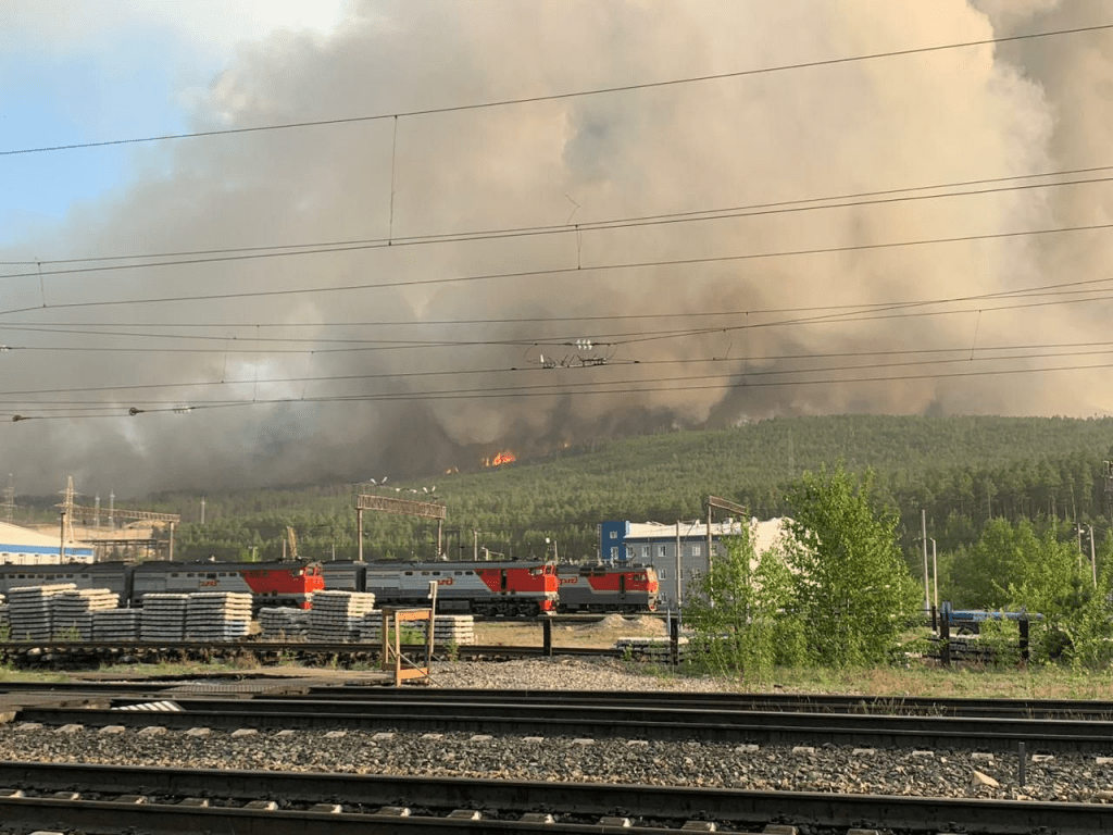 Вертолёт и пожарный поезд бросили на тушение опасного лесного пожара в Бурятии