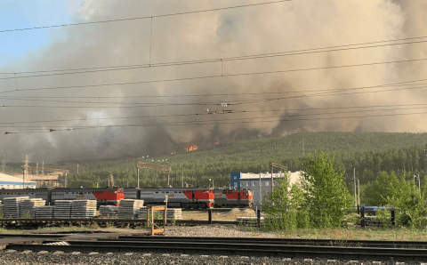 Вертолёт и пожарный поезд бросили на тушение опасного лесного пожара в Бурятии