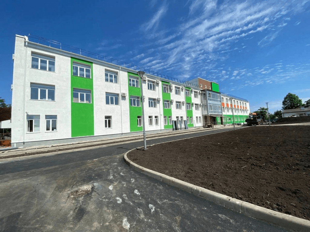 Строители завершили ремонт городской больницы в Волновахе