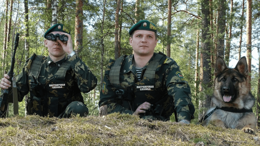 В Белоруссии пограничный наряд взорвал беспилотник ВСУ, выстрелив из автомата по закрепленной на нем взрывчатке