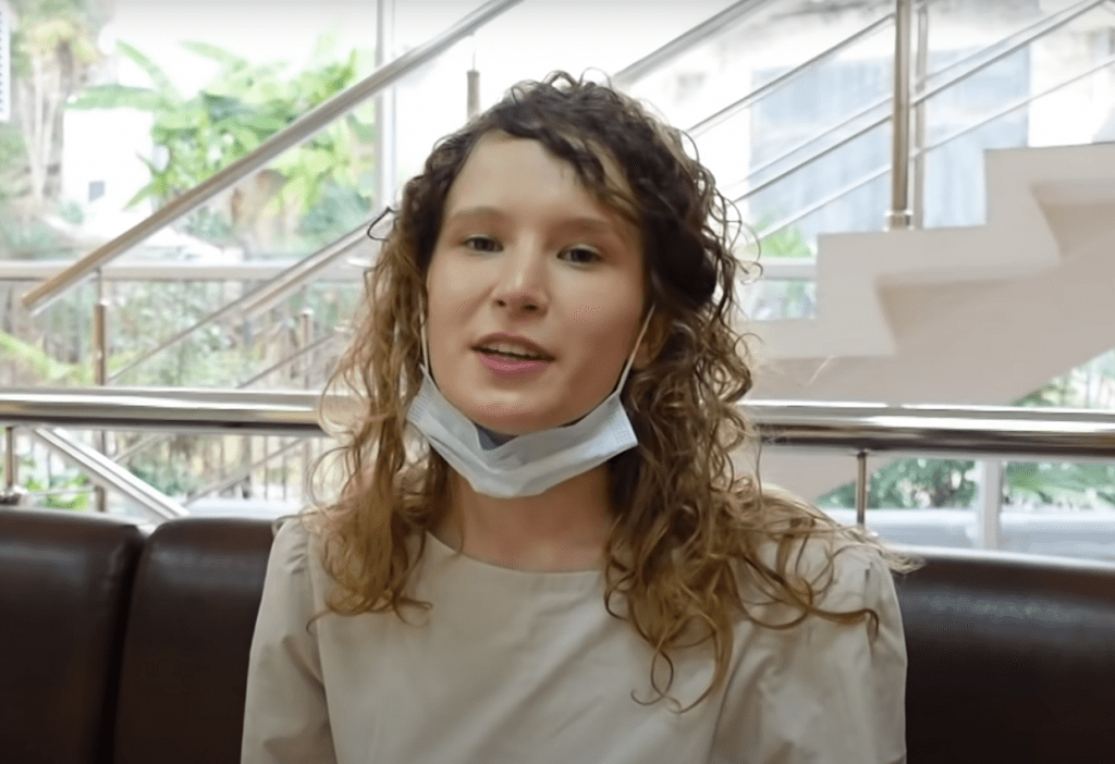 Суд в Москве оштрафовал певицу Монеточку* за отсутствие маркировки иноагента в ролике на YouTube