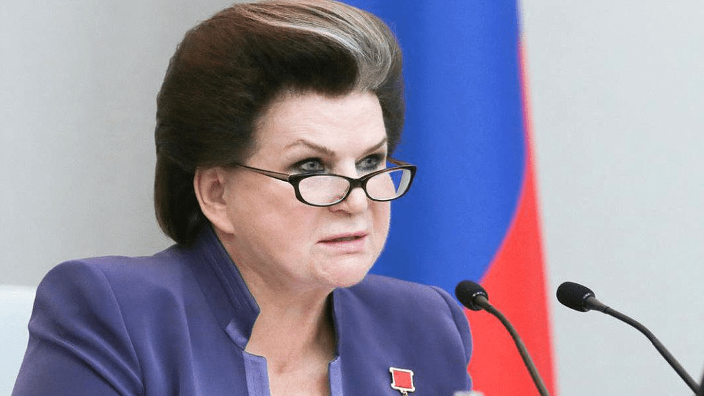Космонавтка Терешкова первой получила из рук Путина орден Гагарина