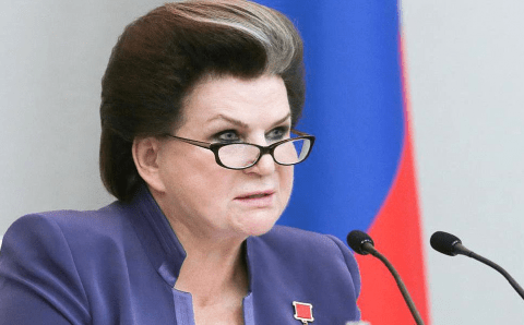 Космонавтка Терешкова первой получила из рук Путина орден Гагарина