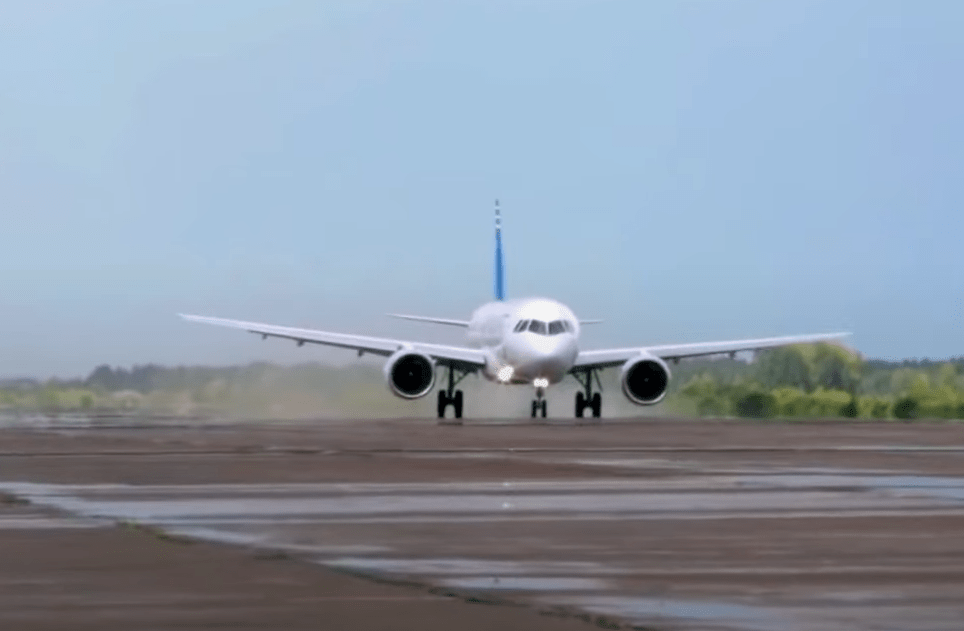 Самолет ударился крылом и двигателем при посадке в аэропорту Сочи