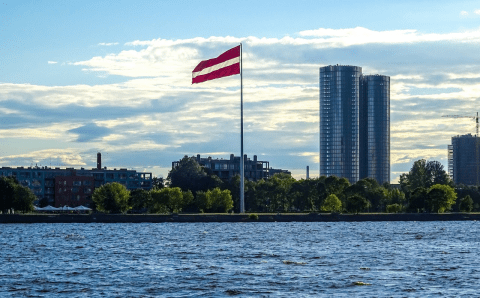 Латвия прекращает выдачу виз и закрывает въезд россиянам