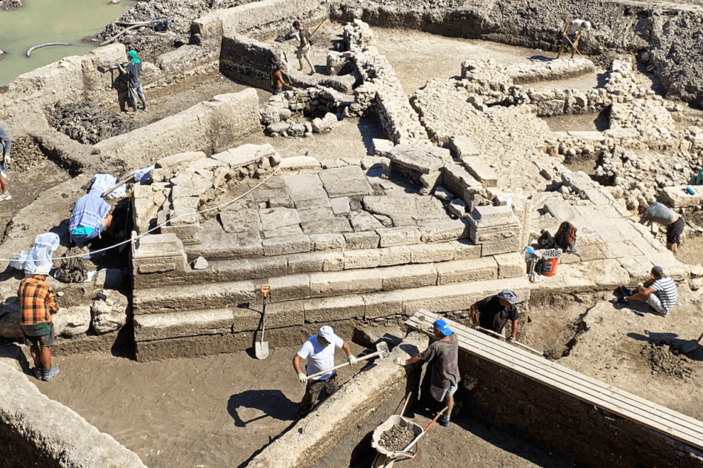 Археологи из Петербурга обнаружили ритуальную беседку и мавзолей при раскопках в древнем Херсонесе