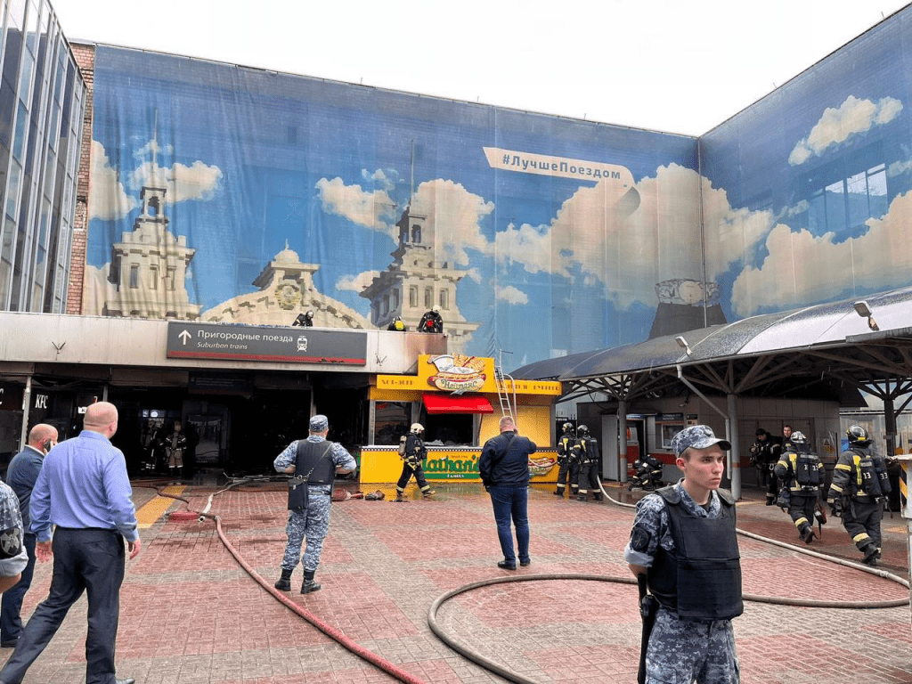 Пожар в киоске с хот-догами на Ленинградском вокзале Москвы локализовали на 20 «квадратах»