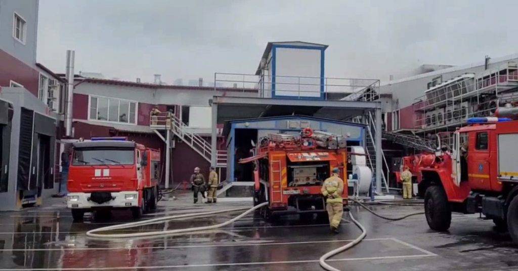 МЧС сообщило о локализации пожара на 500 «квадратах» в здании пельменного цеха в Тольятти