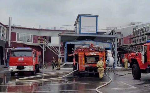 МЧС сообщило о локализации пожара на 500 «квадратах» в здании пельменного цеха в Тольятти