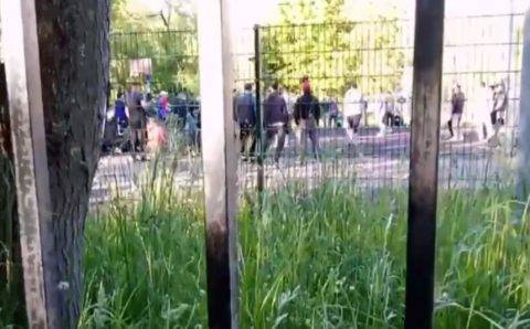 Толпы нетрезвых мигрантов облюбовали спортивные площадки у школ Петербурга