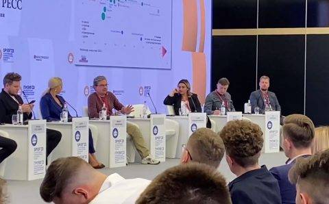 Блогер Онуфриенко заявил на ПМЭФ, что россиян не учат мыслить критически