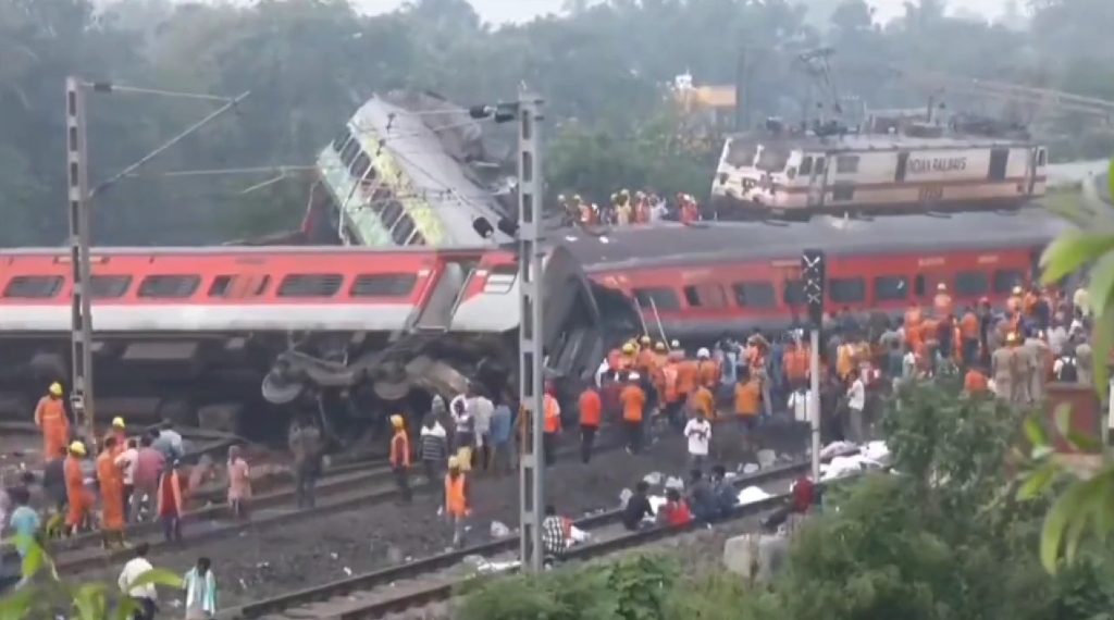 Количество жертв столкновения трёх поездов в Индии приблизилось к трёмстам 