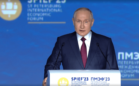 Путин: Инвестиции в проекты по выпуску приоритетной промышленной продукции должны увеличится в пять раз к 2030 году