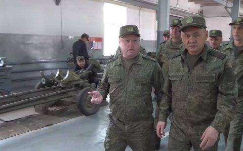 Шойгу проверил выпускающие танки и огнемётные системы предприятия ОПК в Омской области
