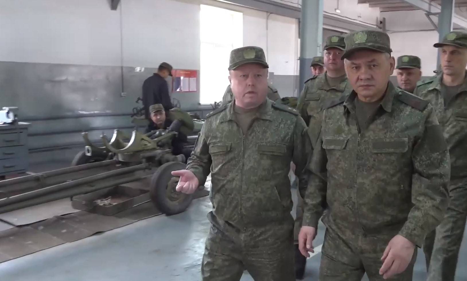 Шойгу проверил выпускающие танки и огнемётные системы предприятия ОПК в Омской области