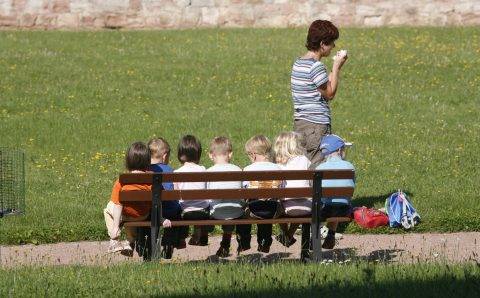 В Калуге нашли троих детей, ускользнувших из детсада «Радуга» через дырку в заборе