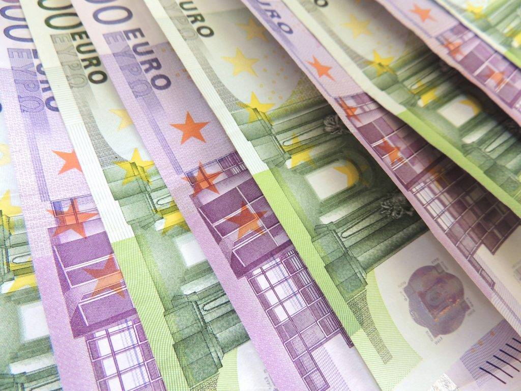 Курс евро на Московской бирже в понедельник перевалил за 102 рубля