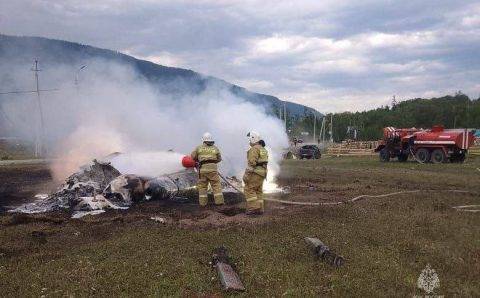 Сотрудники МЧС потушили пожар на месте авиакатастрофы в Республике Алтай