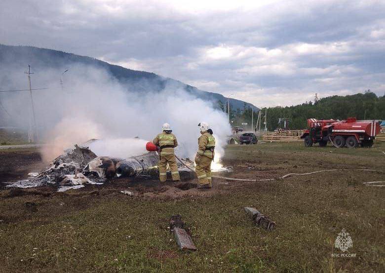 Сотрудники МЧС потушили пожар на месте авиакатастрофы в Республике Алтай