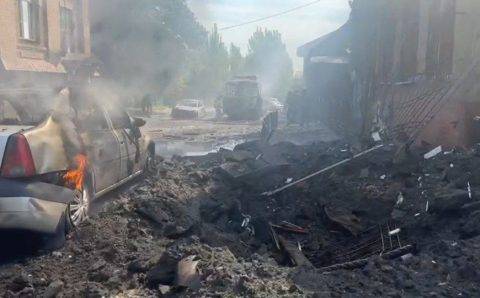Один человек погиб и трое пострадали в результате утреннего обстрела центра Донецка