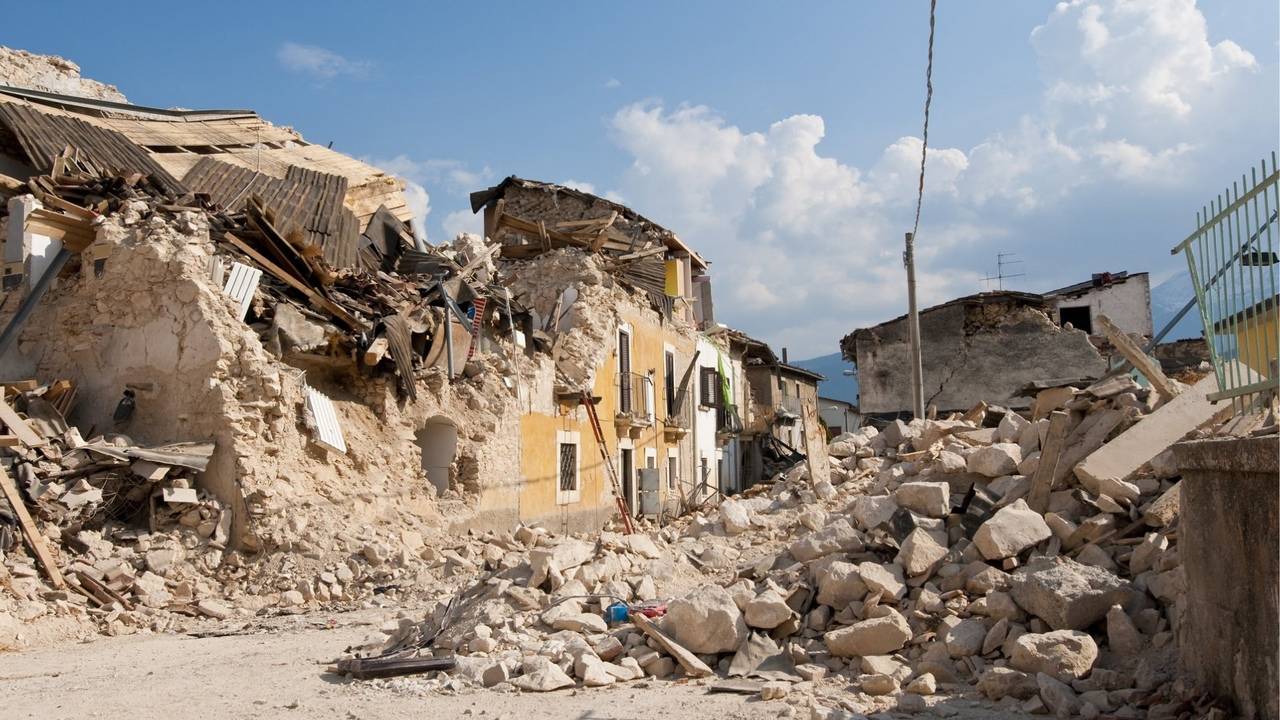 Сейсмолог Эйидоган оценил вероятность разрушительного землетрясения вблизи Стамбула в 50%