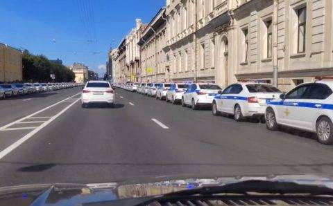 На улице Шпалерной в Петербурге замечены десятки машин ДПС
