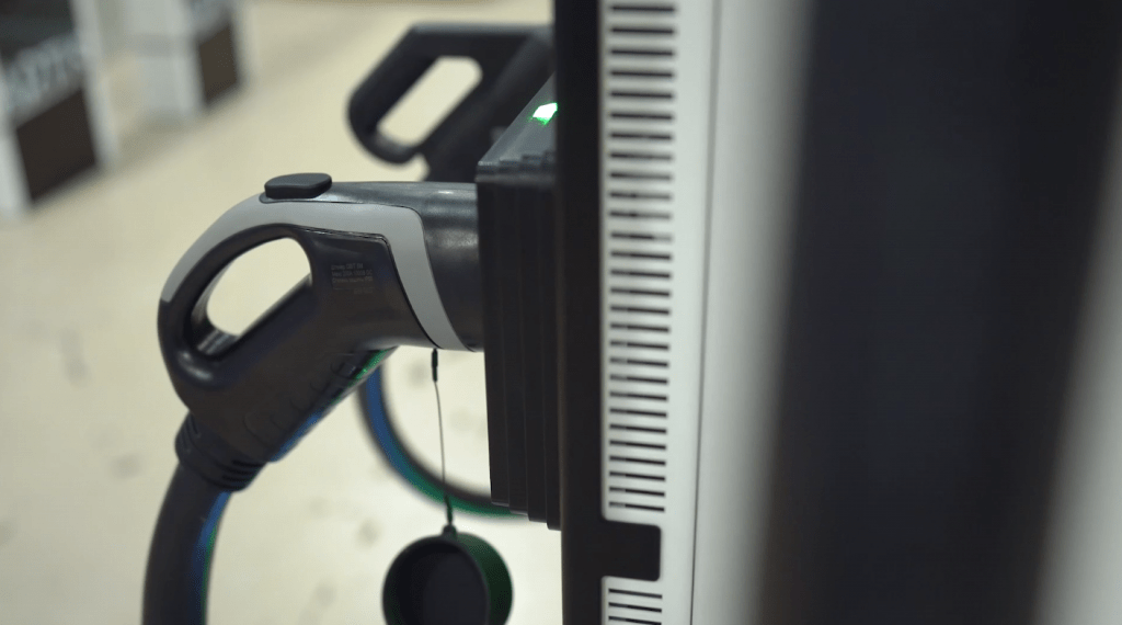 Собянин: В Москве создали отечественную зарядную станцию, которая может заряжать сразу три электрокара