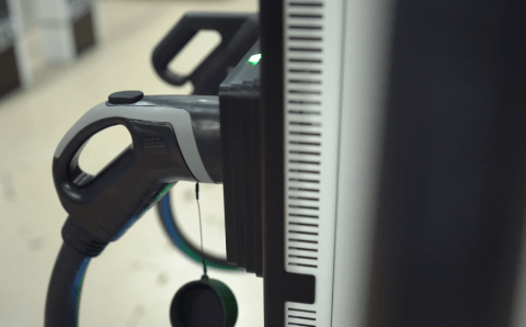 Собянин: В Москве создали отечественную зарядную станцию, которая может заряжать сразу три электрокара