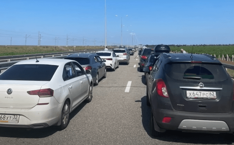 Пробка на въезде на Крымский мост со стороны Краснодарского края растянулась на 13 километров