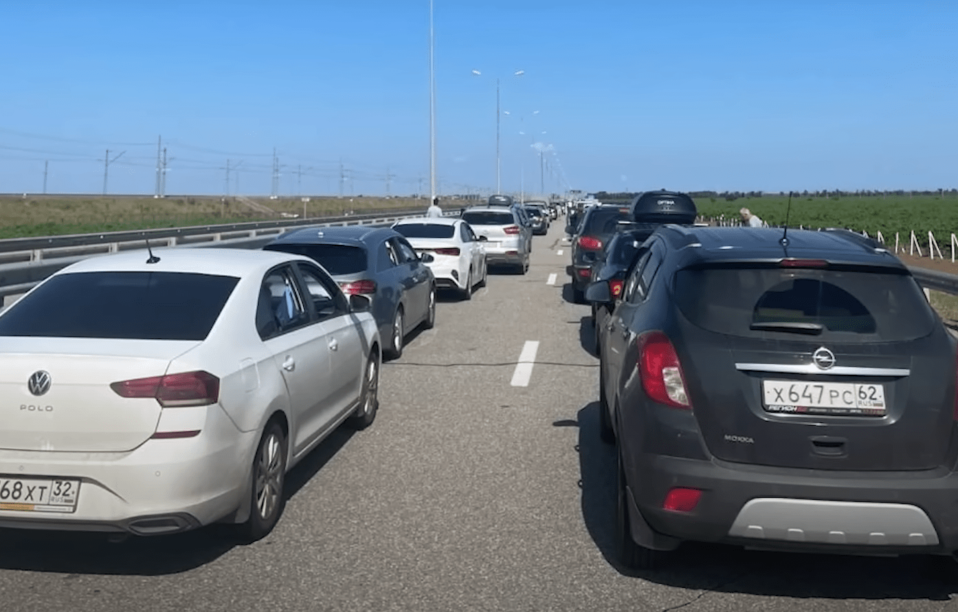 Автомобилистам представили алгоритм действий при сигнале тревоги на Крымском мосту