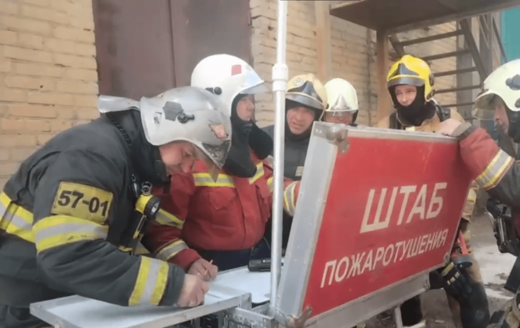 К месту пожара на складе в Петербурге выехал пожарный поезд, горение локализовано