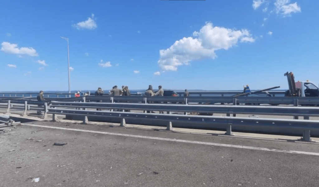 Паспортный контроль и антитеррористические меры введены на Крымском мосту